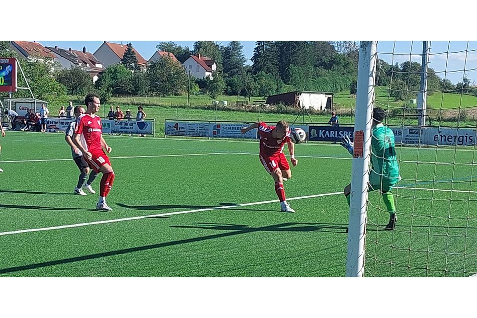 Jannik Bergmann (am Ball) trifft und trifft