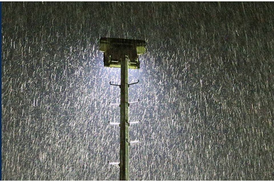 Heftige Regenfälle und ein Gewitter mit Blitz und Donner bereiteten dem WFV-Pokalspiel in Rottweil ein vorzeitiges Ende Heftige Regenfälle und ein Gewitter mit Blitz und Donner bereiteten dem WFV-Pokalspiel in Rottweil ein vorzeitiges Ende