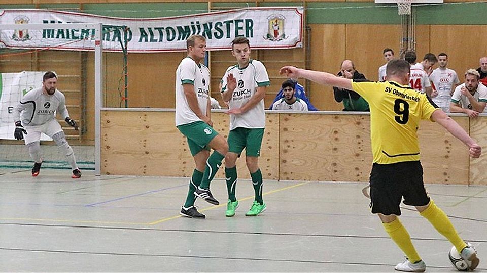 Große Tore verlocken die Spieler auch aus der Distanz abzuziehen. So wie hier Obergriesbachs Spielertrainer Sebastian Kinzel, der per Freistoß das entscheidende 1:0 gegen den FC Stätzling erzielt. Am Ende landet der SVO auf Platz drei.  Foto: Sebastian Richly