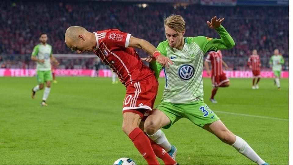 Bei seinem Bundesliga-Debüt erhält der Mönstädter Gian-Luca Itter (rechts) im Trikot des VfL Wolfsburg als Gegenspieler von Superstar Arjen Robben hervorragende Kritiken.	Foto: dpa