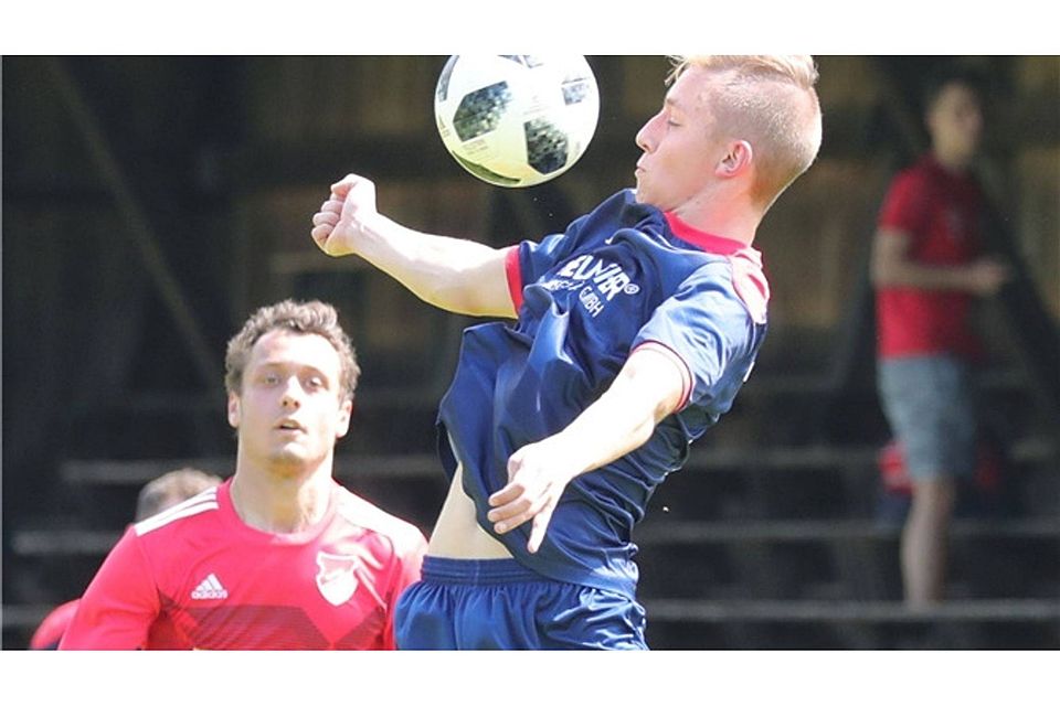 Die SpVgg Pfreimd (in Rot) muss im ersten Spiel zum FC Kosova Regensburg.  Foto: Simon Tschannerl