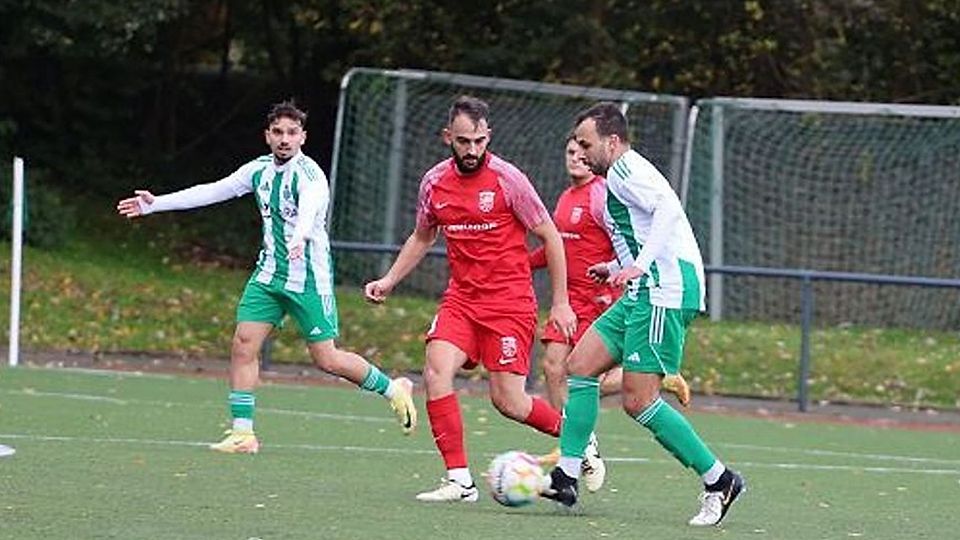 Der Lüner SV (in Rot) kommt in den Flow und holte den dritten Dreier in Folge. Noch sind es weiterhin vier Punkte Rückstand auf das rettende Ufer.