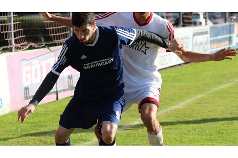 Murat Kyarov (blaues Trikot) hatte mit seinen zwei Toren erheblichen Anteil daran, dass die SpVgg Windischeschenbach einen Punkt im Derby gegen den TSV Kirchendemenreuth ergattern konnten. F: Schraml
