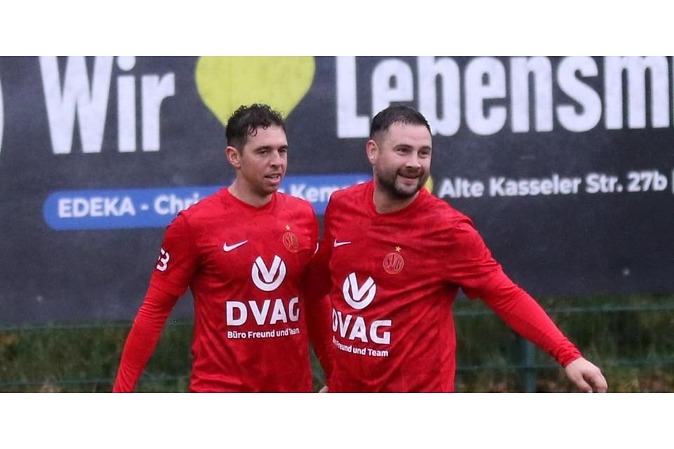 Dürfen endlich wieder jubeln: Andreas Schoch (r.) und David Moreno vom Fußball-Gruppenligisten SV Bauerbach. (Archivbild) © Jens Schmidt