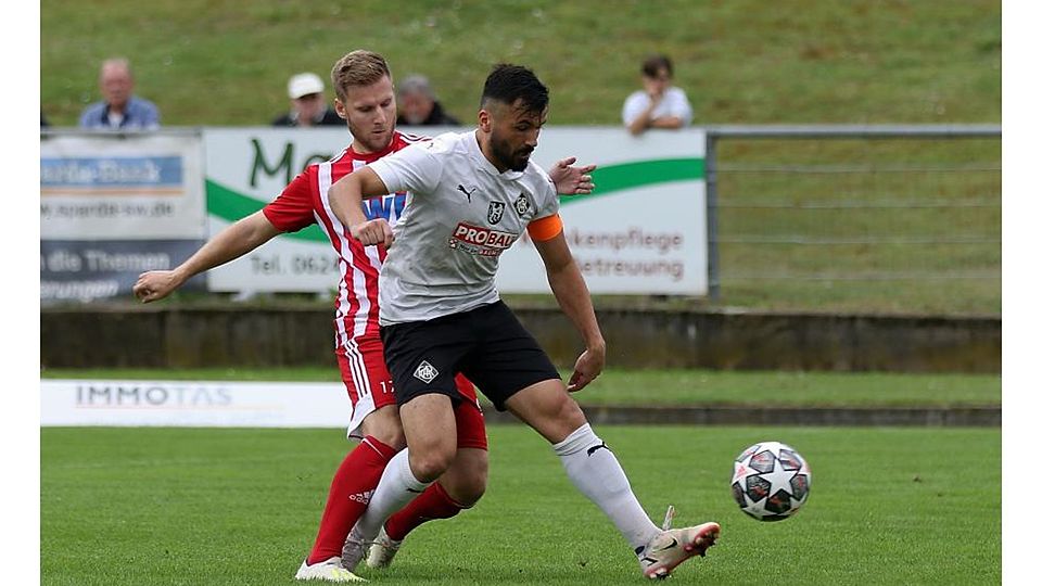 Aus der Not heraus zur Stammkraft: Bei der TSG Pfeddersheim ist Benjamin Himmel (hinten, im Duell mit Ludwigshafens Nico Pantano) aktuell wieder ein Fixpunkt.