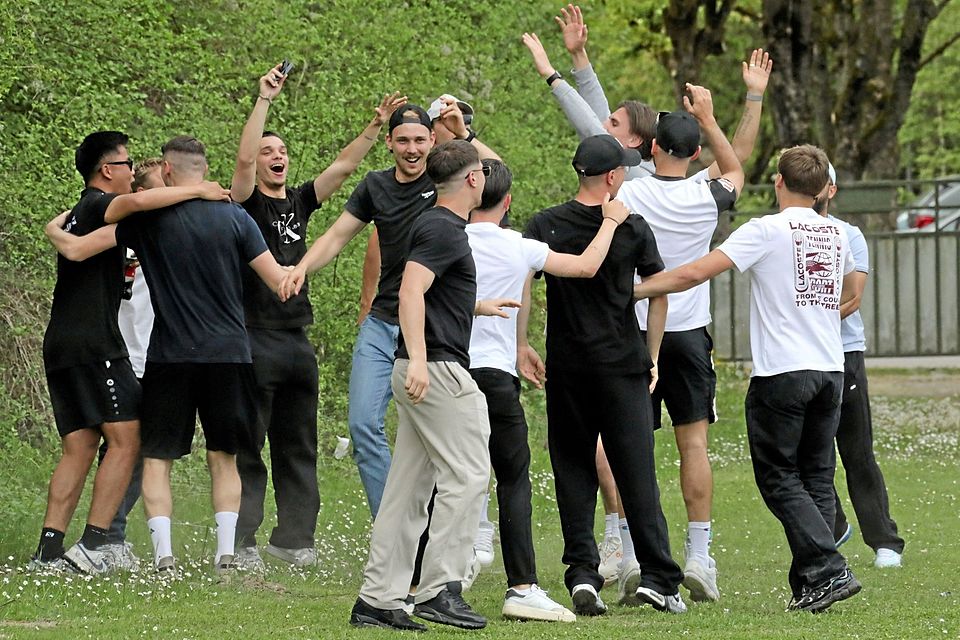 Freundentänze am Spielfeldrand: Das 2:2 zwischen dem TSV Meitingen und dem VfR Neuburg reichte für den TSV Gersthofen zur Meisterschaft und zum Aufstieg in die Landesliga.