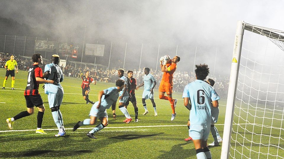 Rauchgeschwängerte Luft im WB-Stadion: Zürichs Captain Yanick Brecher stand in Hälfte zwei oftmals im Mittelpunkt.