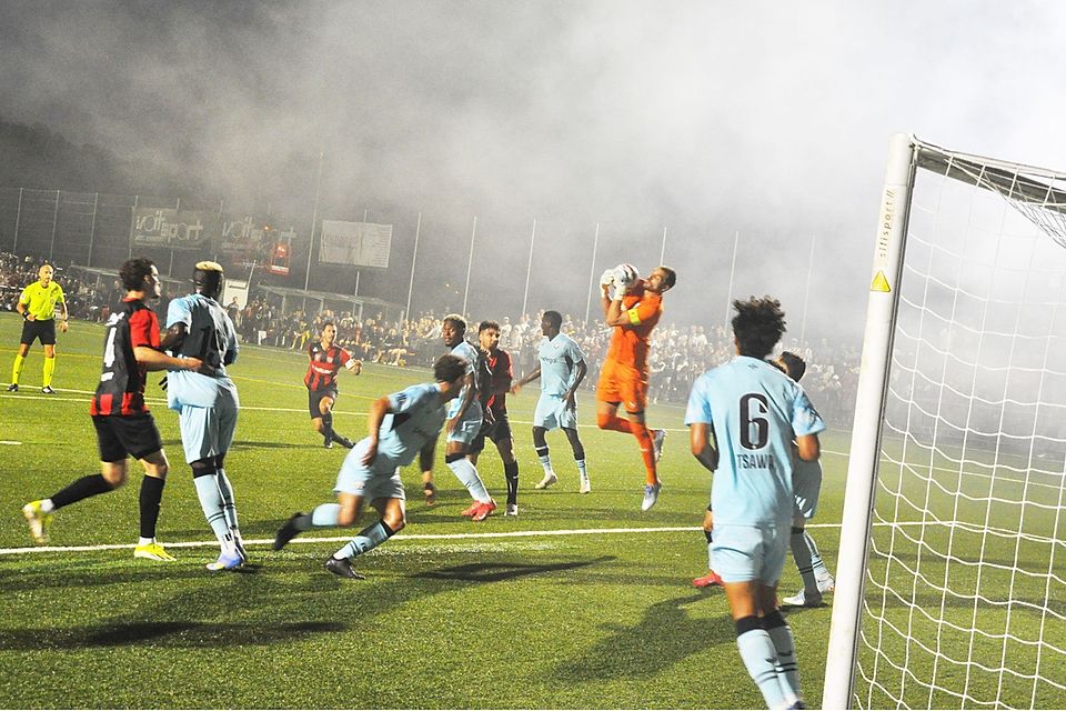 Rauchgeschwängerte Luft im WB-Stadion: Zürichs Captain Yanick Brecher stand in Hälfte zwei oftmals im Mittelpunkt.