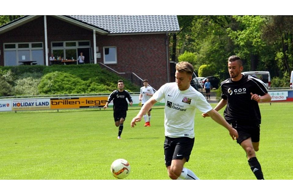 Jonas Austermann (vorne) erzielte kurz vor der Pause die 1:0-Führung für A/O/Heeslingen. Foto Krause