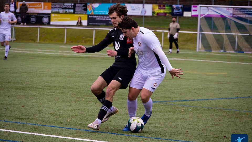 Ein Spiel mit zwei völlig unterschiedlichen Halbzeiten: Hier kämpfen TuS Waldbäckelheim-Torschütze Marcel Gattung (links) und Hackenheims Noah Kossmann (rechts) um den Ball.
