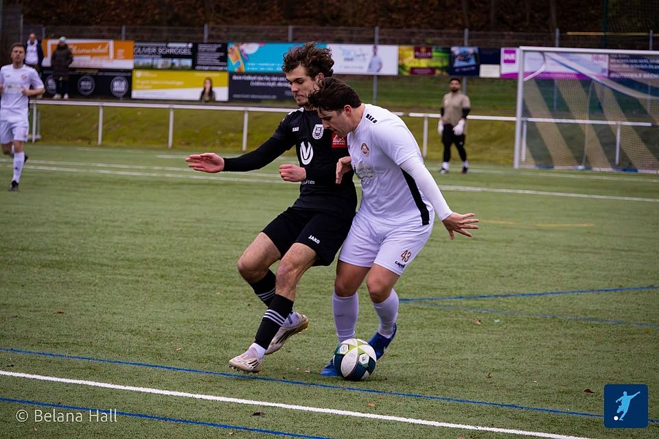 Ein Spiel mit zwei völlig unterschiedlichen Halbzeiten: Hier kämpfen TuS Waldbäckelheim-Torschütze Marcel Gattung (links) und Hackenheims Noah Kossmann (rechts) um den Ball.