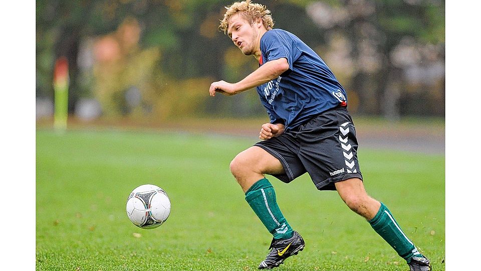 Bei Arminias Aufholjagd gegen die Schwaaner Eintracht glich Maik Herber zum 1:1 und 2:2 aus. Am Ende trennten sich beide Kontrahenten 3:3. Georg Scharnweber  Maik Herber UFC Arminia Rostock vs HSG Warnemünde Kreisoberliga 2014/2015 Foto: Georg Scharnweber