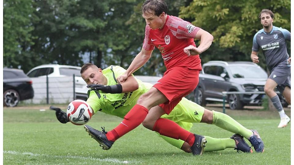 Der frühe Vogel fängt den Wurm: Nieder-Kainsbachs Till Hofmann trifft bereits nach acht Minuten gegen Rothenbergs Keeper Rico Johe zum 1:0. Am Ende siegt die SG klar mit 4:1 und setzt sich oben in der Tabelle fest.	Foto: Herbert Krämer