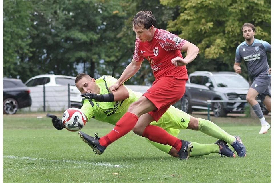 Der frühe Vogel fängt den Wurm: Nieder-Kainsbachs Till Hofmann trifft bereits nach acht Minuten gegen Rothenbergs Keeper Rico Johe zum 1:0. Am Ende siegt die SG klar mit 4:1 und setzt sich oben in der Tabelle fest.	Foto: Herbert Krämer