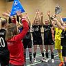 Da ist das Ding: Ruderting-Spielführerin Franziska Höllrigl präsentiert ihren Mädels den Pokal.