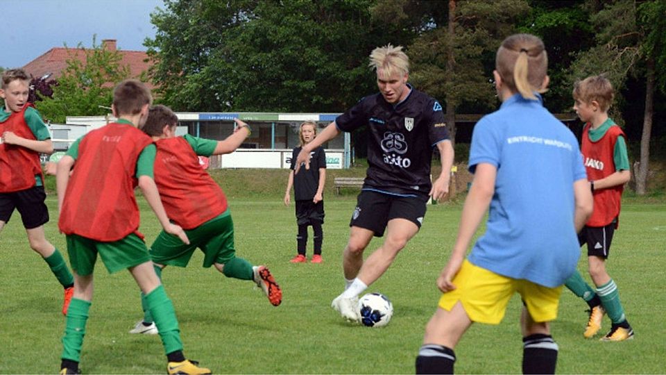 Zurück zu den Wurzeln: Lennart Czyborra beim Kick mit den Wandlitzer D-Junioren  ©Sergej Scheibe