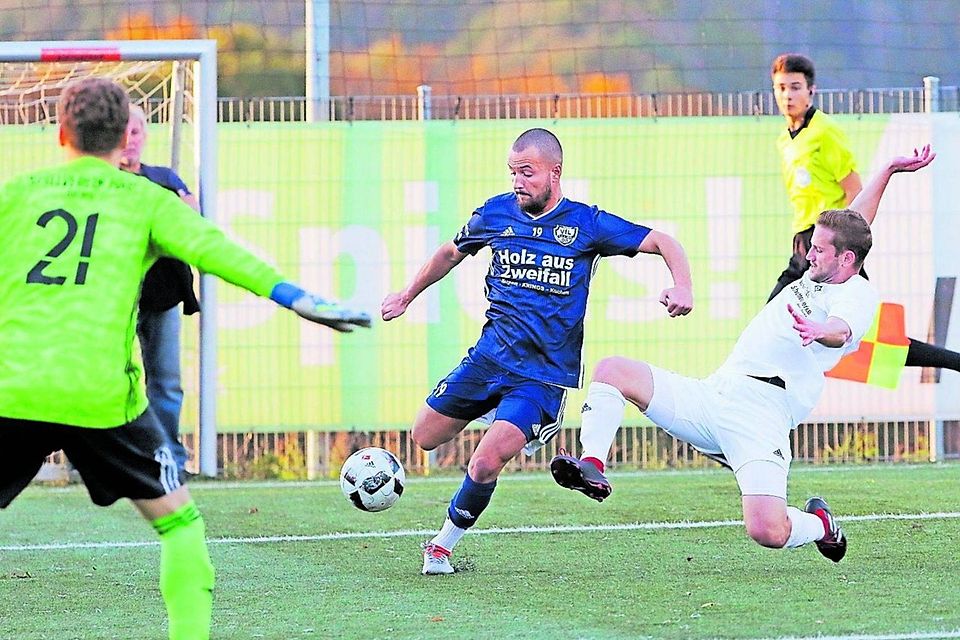 Chance für den VfL: Breinigs Keeper Denis Jansen (links) wartet wachsam, während Manfred Hannappel versucht, vor dem Vichttaler Dogukan Türkmen (Mitte) zu klären. Foto: Wolfgang Birkenstock Chance für den VfL: Breinigs Keeper Denis Jansen (links) wartet wachsam, während Manfred Hannappel versucht, vor dem Vichttaler Dogukan Türkmen (Mitte) zu klären. Foto: Wolfgang Birkenstock