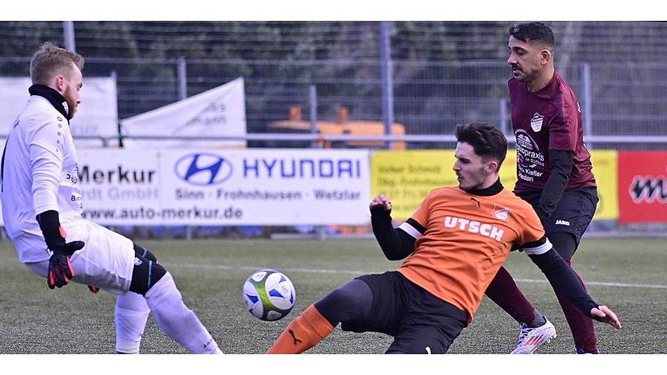 Manderbachs Torwart Daniel Weber (l.) verhindert einen frühen Treffer. Frohnhausens Maik Seldenreich (Mitte) ist schneller am Ball, bringt diesen aber nicht am Keeper vorbei. Rechts steht Albaraa Sadoun zum Eingreifen bereit. Foto: Henrik Schneider © Henrik Schneider