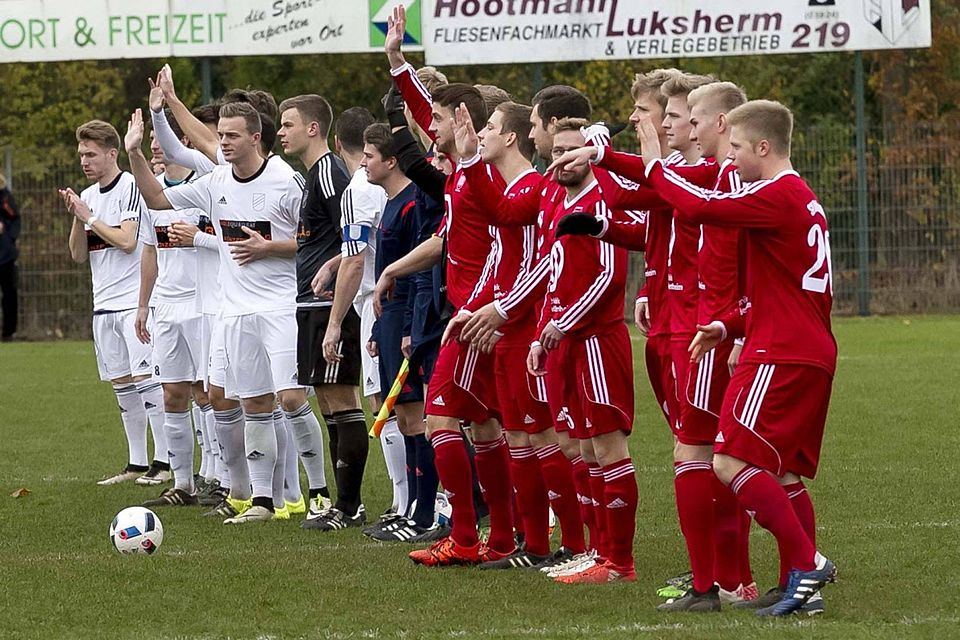 Die in weiß gekleideten Mannen vom SV Vorwärts Nordhorn behielten im Derby gegen den SV Bad Bentheim die Oberhand. F: Guido Brennecke