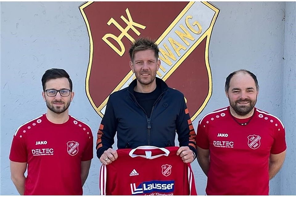 Fußball-Abteilungsleiter Martin Baumann (rechts) und sein Stellvertreter Peyman Parnian freuen sich, Christian Ranzinger (Mitte) als Spielertrainer für die neue Saison vorstellen zu können.