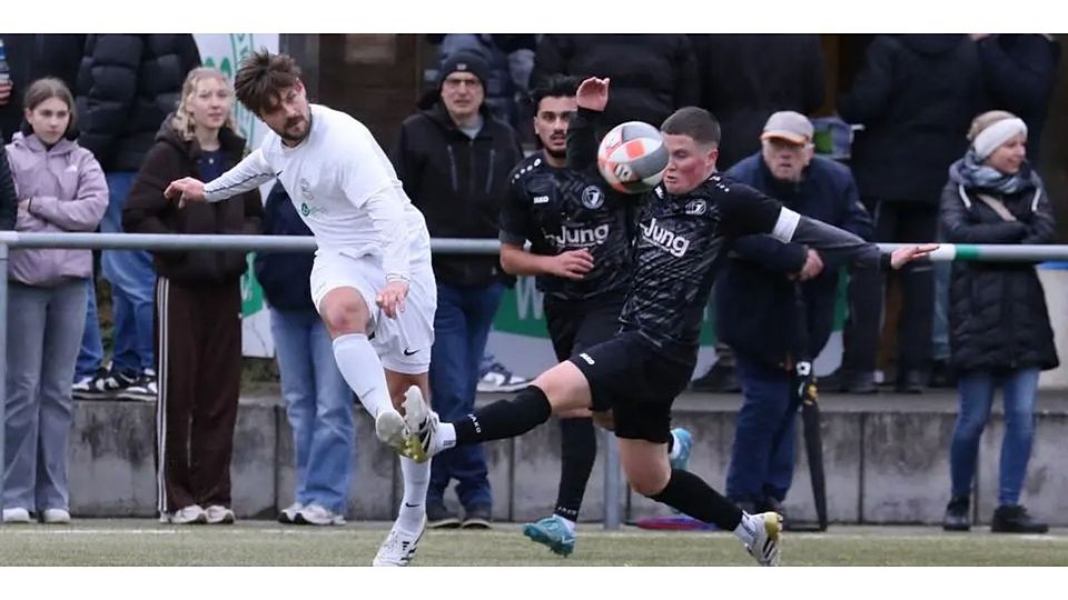 Weidenhausens Kapitän Asmir Ibrovic (rechts) kann den Flankenschlag von Gladenbachs Mittelstürmer Jordan Gries mit einer Grätsche nicht verhindern. © Jens Schmidt