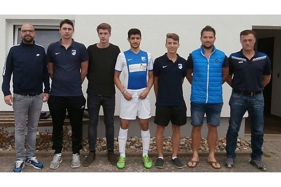 Von links: Abteilungsleiter Wolfgang Schindlbeck, Lukas Soller, Fabian Pangratz, Albin Beqiri, Aron Bogdan, Felix Tiebel, Trainer Harald Eichinger.