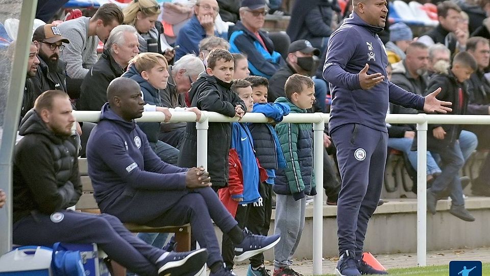 Abu Njie wird seiner Mannschaft weiterhin Anweisungen machen. 