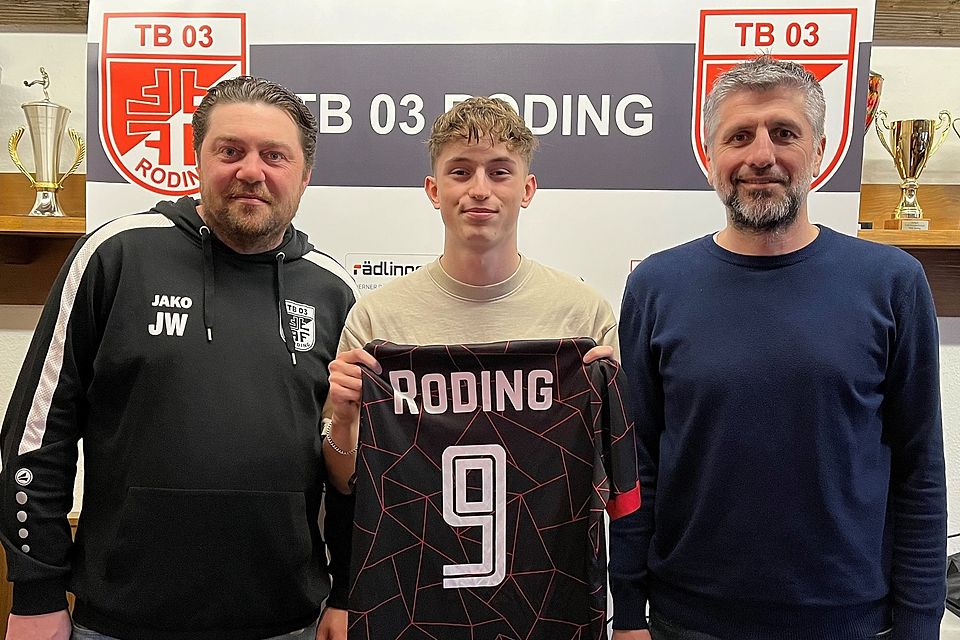 Die Sportlichen Leiter des TB 03 Roding Jürgen Weigl (links) und Christian Fleischmann (rechts) stellen Neuzugang Neuzugang Leon Rötzer vor. Die Sportlichen Leiter des TB 03 Roding Jürgen Weigl (links) und Christian Fleischmann (rechts) stellen Neuzugang Neuzugang Leon Rötzer vor.