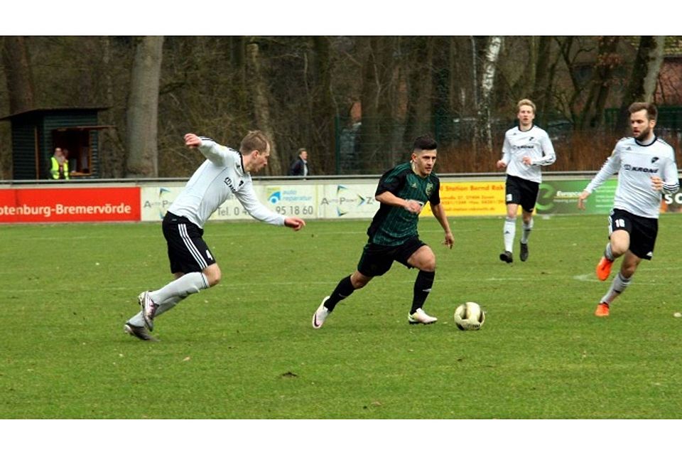 Can Ercan (am Ball) hofft nach langer Verletzungspause darauf, im Februar wieder ins Mannschaftstraining der Oberliga-Fußballer des Heeslinger SC einsteigen zu können. Foto Krause