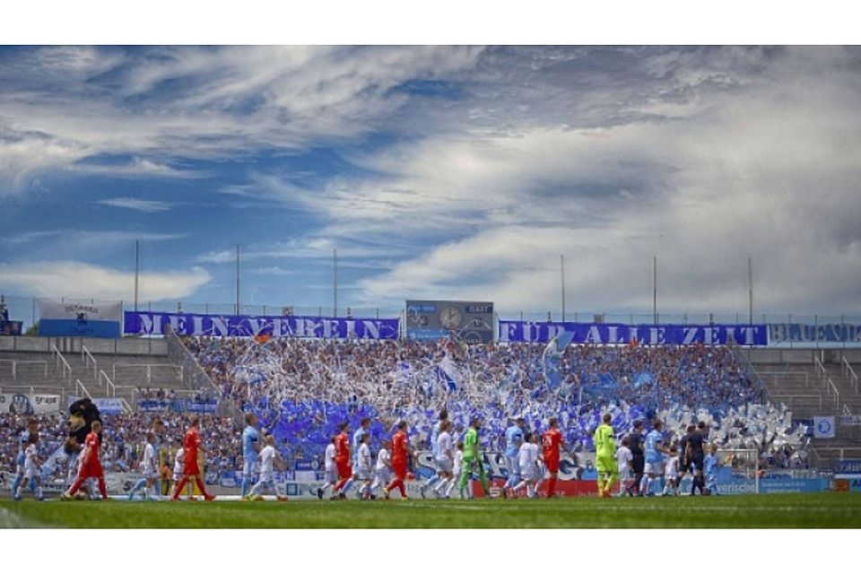 Die Westkurve im Grünwalder Stadion - deutlich zu sehen: Die gesperrten Bereiche F2 (links) und J (rechts).© MIS