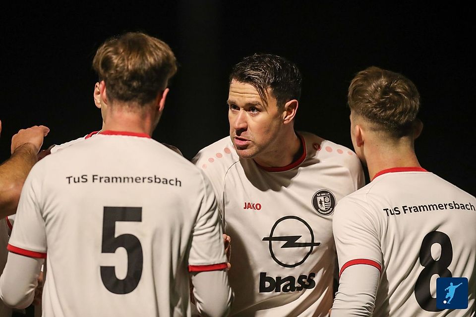 Der TuS Frammersbach um Spielertrainer Patrick Amrhein (2. v. rechts) will im Rückspiel gegen die DJK Hain etwas zählbares mitnehmen. Der TuS Frammersbach um Spielertrainer Patrick Amrhein (2. v. rechts) will im Rückspiel gegen die DJK Hain etwas zählbares mitnehmen.