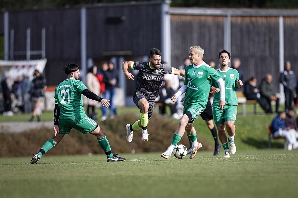 Nicht zu stoppen: Die Farchanter und Oberauer Fußballer (hier Simon Groll M.) laufen auch der Penzberger Reserve davon.