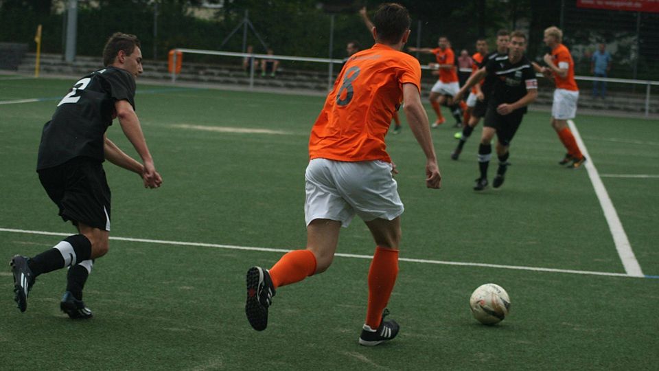 Der FC Bierstadt (orangene Trikots) setze sich deutlich mit 4:0 gegen den SV Wallrabenstein durch. (Bild: Fank)