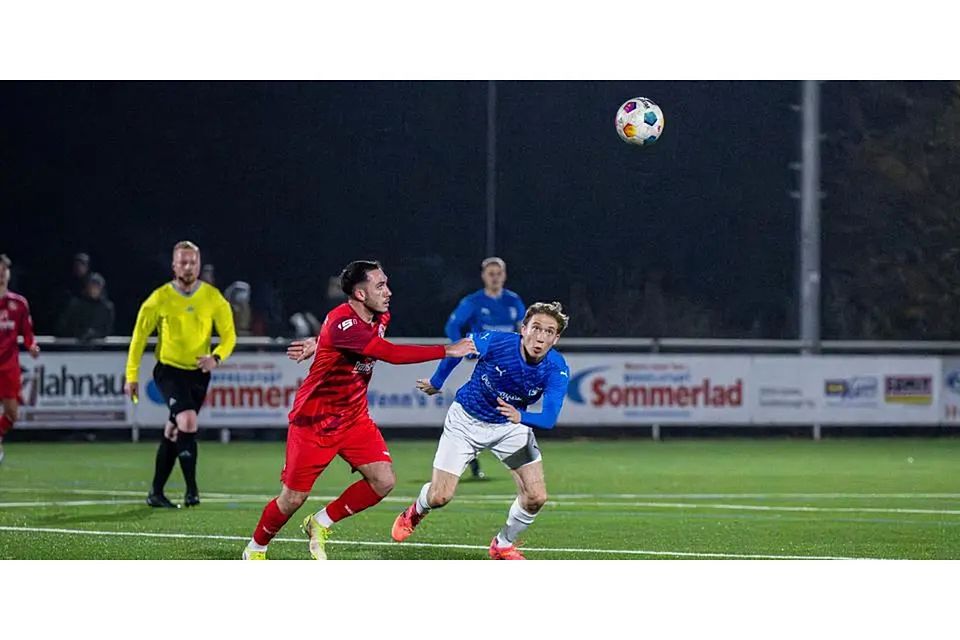 Cyril Brückel, hier in einem Verbandsliga-Laufduell gegen Michael Preidt (l.) vom SC Waldgirmes U23, macht für seinen FC Burgsolms beim 3:0 im Kreispokal-Halbfinale gegen den FC Werdorf drauf und trifft nun mit seinen Kollegen im Endspiel wieder auf Waldgirmeser. (Archivfoto) © Jenniver Röczey