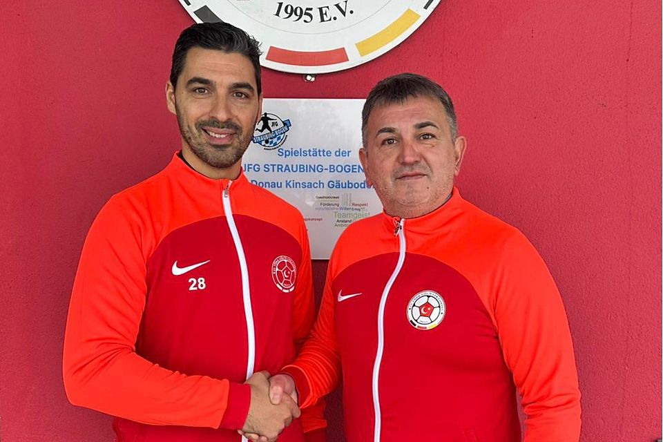 TG-Sportchef Murat Demür (re.) heißt Neu-Coach Guti Ribeiro willkommen 