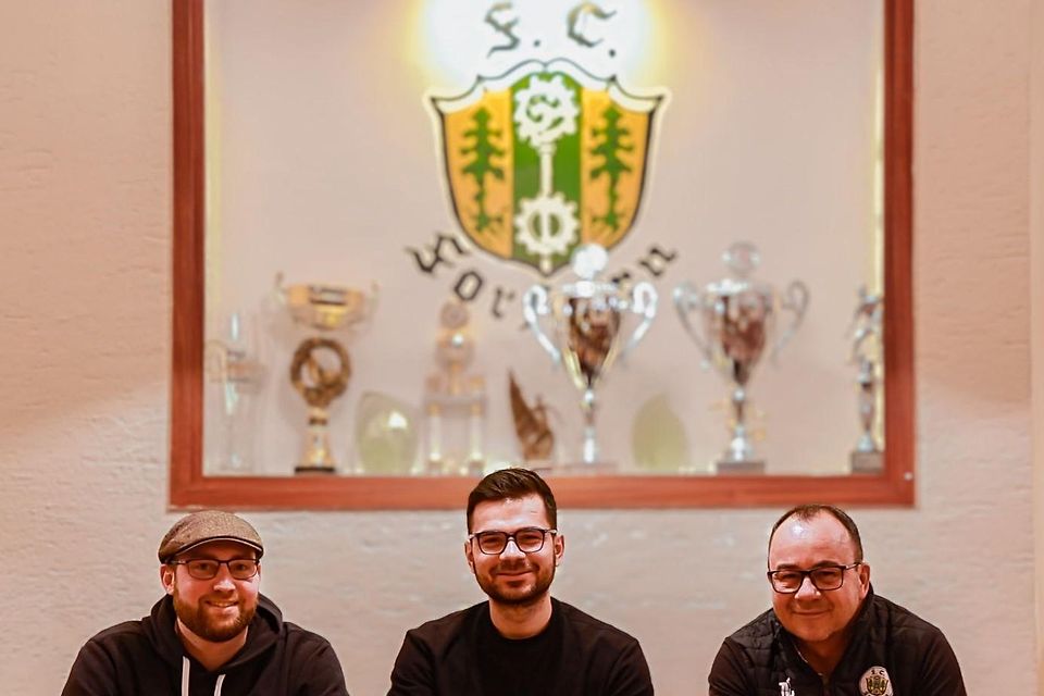 Die Tinte ist trocken: Forsterns designierter sportlicher Leiter Franz Reiser (l.), Neu-Coach Leonidas Balderanos (M.) und FCF Abteilungsleiter Marc Lindenblatt (r.) freuen sich auf die Zusammenarbeit. Die Tinte ist trocken: Forsterns designierter sportlicher Leiter Franz Reiser (l.), Neu-Coach Leonidas Balderanos (M.) und FCF Abteilungsleiter Marc Lindenblatt (r.) freuen sich auf die Zusammenarbeit.