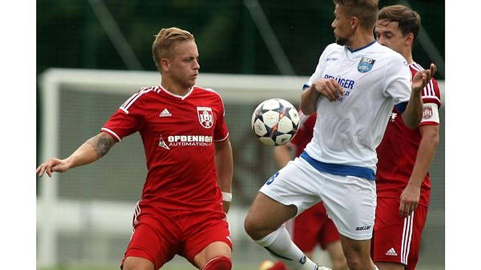 Im dritten Versuch wollen Florian Schöller (links) und der FC Hennef 05 gegen den Regionalliga-Tabellenführer TSV Alemannia Aachen endlich punkten. Foto: Wolfgang Henry