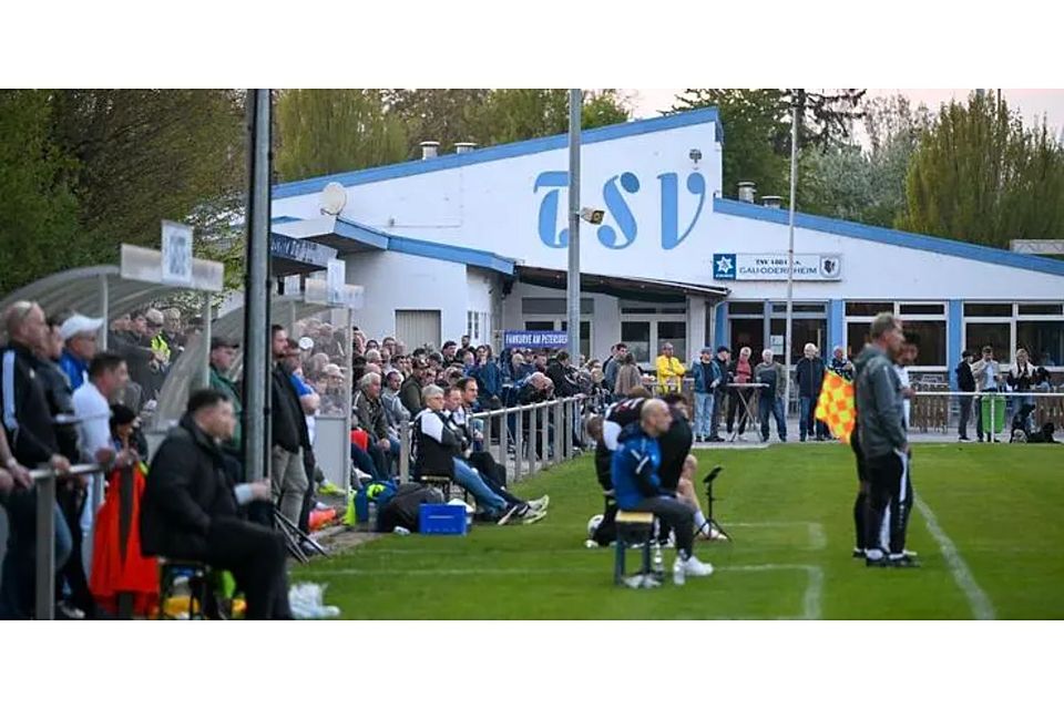 Auch die Fans des TSV Gau-Odernheim hatten am grandiosen Erfolg ihres Teams über Cosmos Koblenz ihren Spaß.