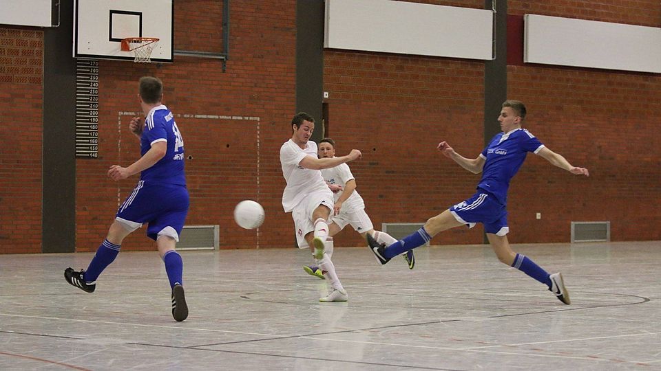 Die Partie zwischen Eintracht Cuxhaven (blaues Trikot) und Rot-Weiss Cuxhaven war der Höhepunkt der Endrunde beim Oste-Cup. Hier zieht RW-Spieler Sebastian Wöhlkens ab, beobachtet von Mitspieler Andreas Kloock (im Hintergrund). Der Eintrachtler Steffen Rohwedder (r.) kann Wöhlkens nicht von der Schussabgabe hindern. Fotos: Lütt