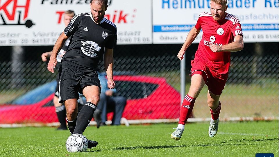 Johannes Haidl (am Ball) bleibt über das Saisonende hinaus Spielertrainer des SV Kumreut