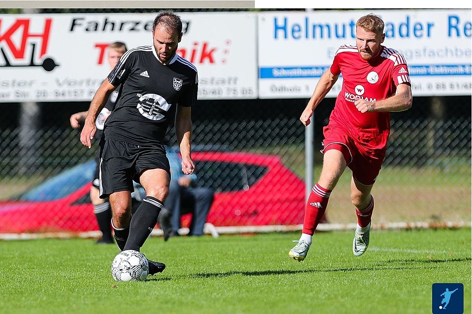 Johannes Haidl (am Ball) bleibt über das Saisonende hinaus Spielertrainer des SV Kumreut