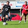 Johannes Haidl (am Ball) bleibt über das Saisonende hinaus Spielertrainer des SV Kumreut