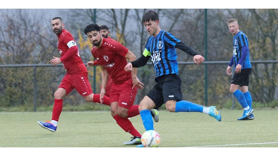 Dreh- und Angelpunkt im Spiel der SG Versbachtal ist auch im Derby gegen Türk Gücü Breidenbach Janik Schwarz, der hier von Burak Yilmaz in seinem Wirkungskreis nicht allzu sehr behelligt wird. Dreh- und Angelpunkt im Spiel der SG Versbachtal ist auch im Derby gegen Türk Gücü Breidenbach Janik Schwarz, der hier von Burak Yilmaz in seinem Wirkungskreis nicht allzu sehr behelligt wird. © Jens Schmidt