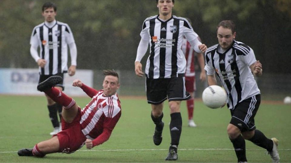 Mit einem Seitfallzieher verzeichnete Daniel Ohrem (2.v.l.) den einzigen Bliesheimer Torschuss im gesamten Spiel. Foto: Steinicke