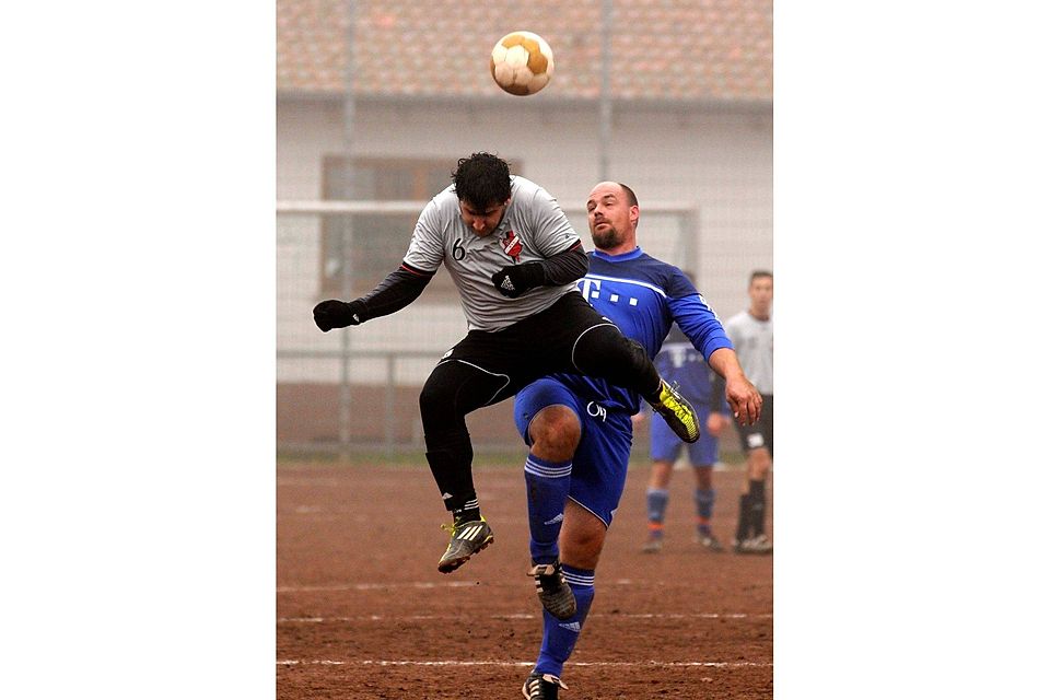 Aufgesessen: Sponheims Pascal Eisenhut ist vor seinem Gegner von der SG Pfaffen-Schwabenheim/Bosenheim am Ball. Foto: Heidi Sturm