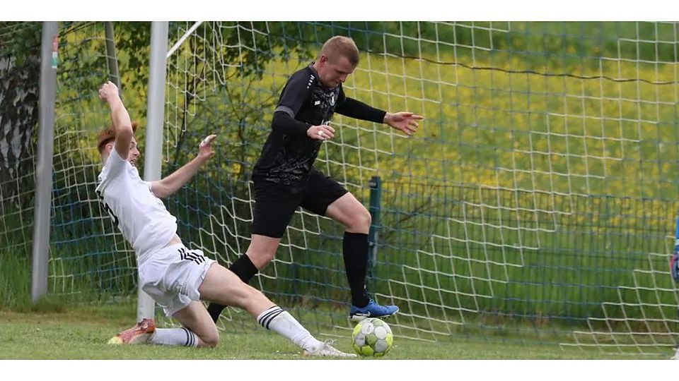 Kann die SG Nordkreis (links) Jonathan Seipp den VfL Weidenhausen,(rechts Dominik Jung) im Fernduell um Titel noch abgrätschen? Kann die SG Nordkreis (links) Jonathan Seipp den VfL Weidenhausen,(rechts Dominik Jung) im Fernduell um Titel noch abgrätschen? © Jens Schmidt