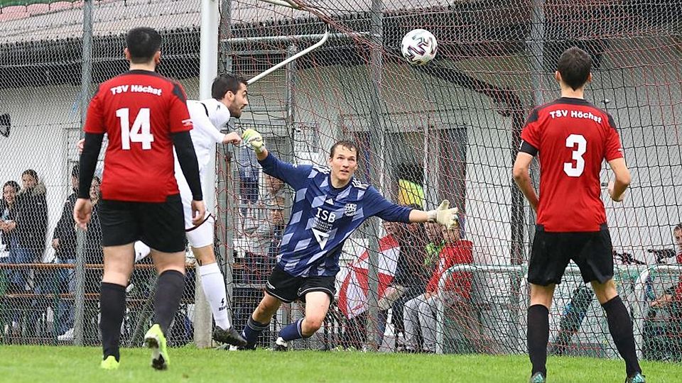 Marc List köpft für den SV Hummetroth ein, Höchsts Torwart Alexander Spies ist chancenlos. In der A-Liga feiern die Hummetröther einen 11:1-Kantersieg. 	Foto: Joaquim Ferreira