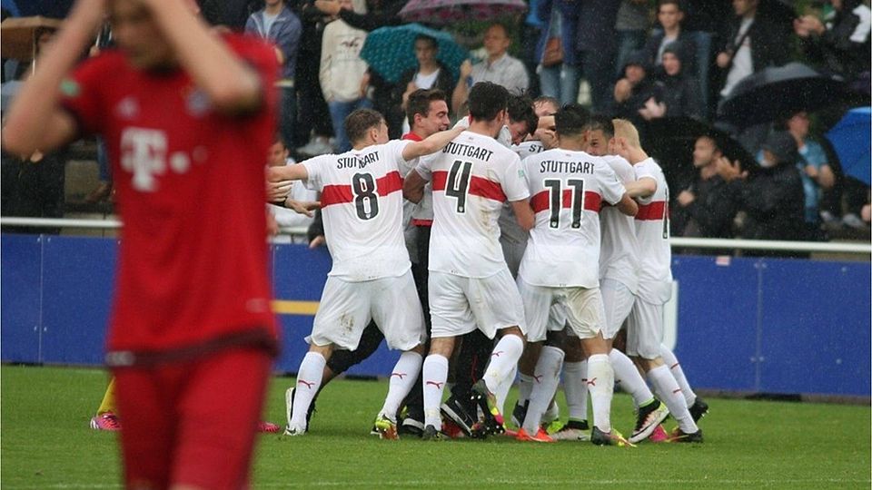 Der VfB-Nachwuchs jubelt: Mit dem abschließenden 3:2-Erfolg gegen den FC Bayern München sicherten sich die Stuttgarter U17-Junioren den Staffelsieg und damit die Teilnahme an der Endrunde um die Deutsche Meisterschaft. F: Lommel