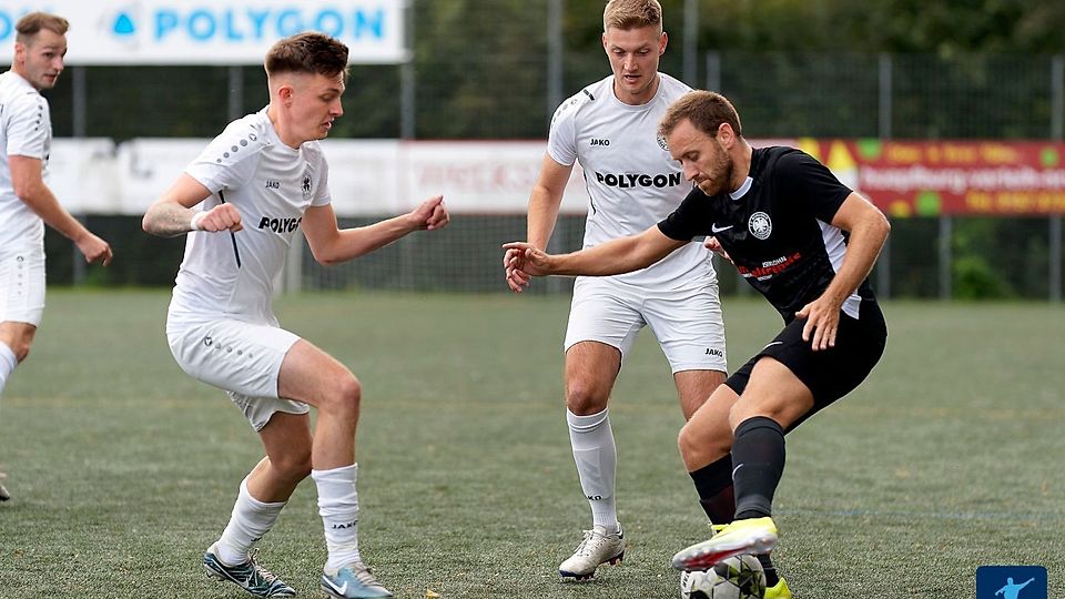 Für den SC Drolshagen (in weiß) setzte es bei Borussia Dröschede eine satte 1:8-Niederlage.