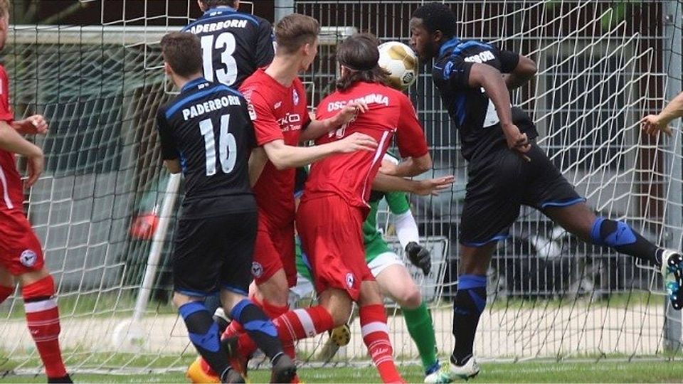 Aufregung im Strafraum: So wie in dieser Szene ging es im Derby zwischen dem SC Paderborn 07 II und der Profireserve von Arminia Bielefeld nicht oft zu. F: Heinemann